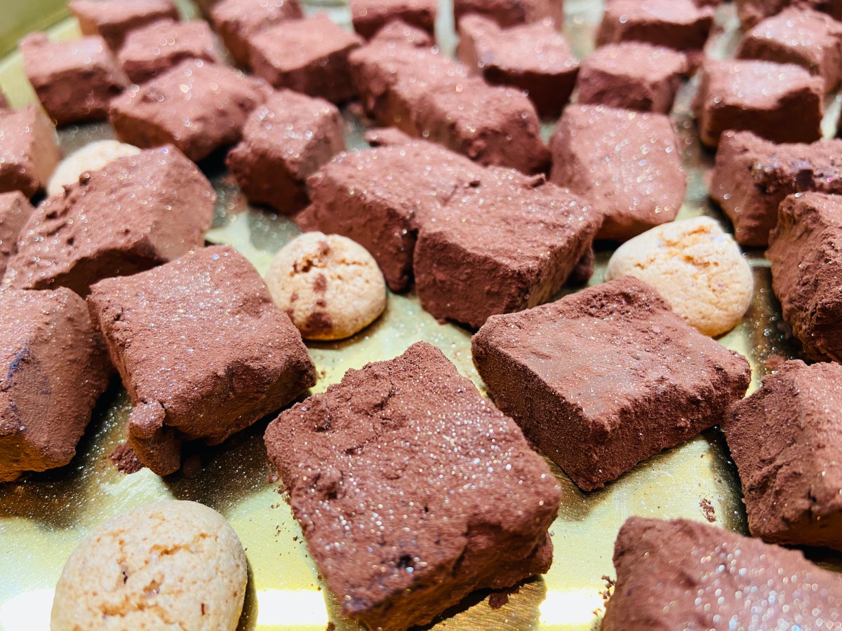Schokoladenwürfel mit Amarettini – Foodtalkapp